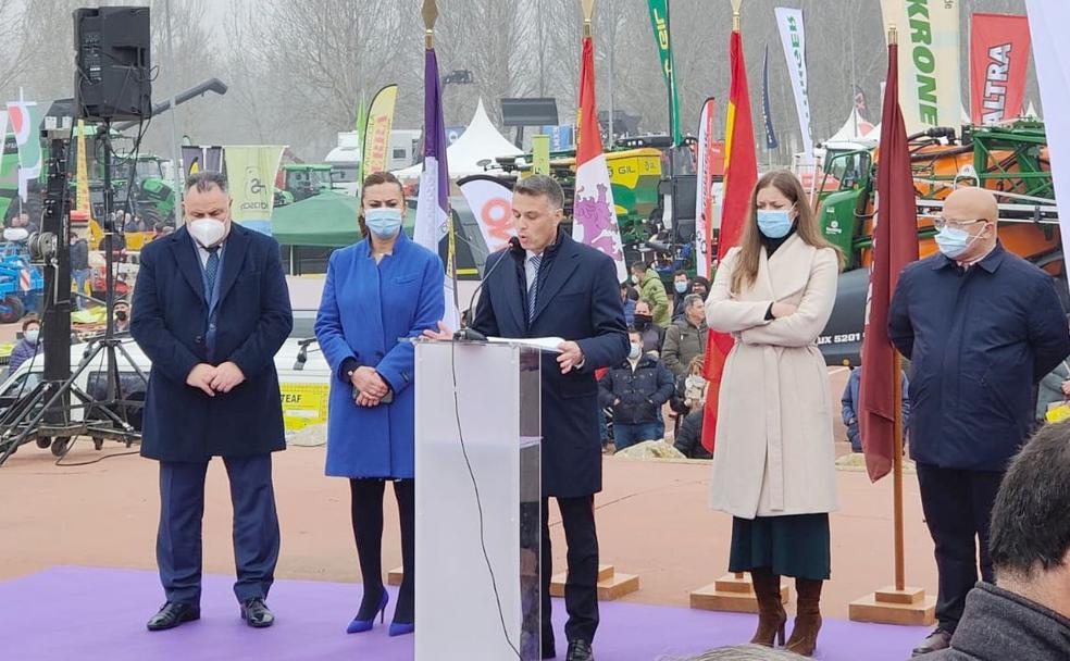 Las autoridades acuden a la inauguración de la Feria de Febrero en la localidad leonesa de Valencia de Don Juan. 