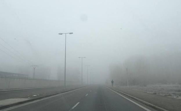 La niebla matinal complica la circulación en la A-6.