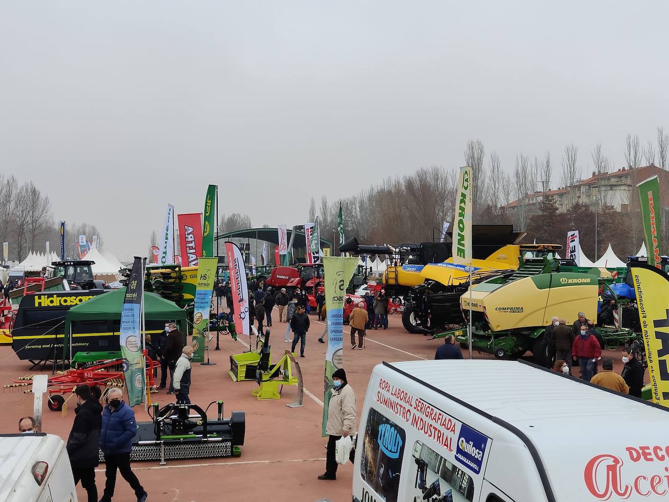 Valencia de Don Juan inaugura su tradicional Feria de Febrero. En su edición 101, este evento cuenta con más de 130 expositores divididos en dos espacios, uno en el tradicional complejo La Isla en el que se ubica la maquinaria agrícola y servicios relacionados con el sector primario y la exposición de vehículos y, el segundo, la Plaza Mayor que acoge un gran carpa para albergar stands de alimentación así como de multiservicios. 