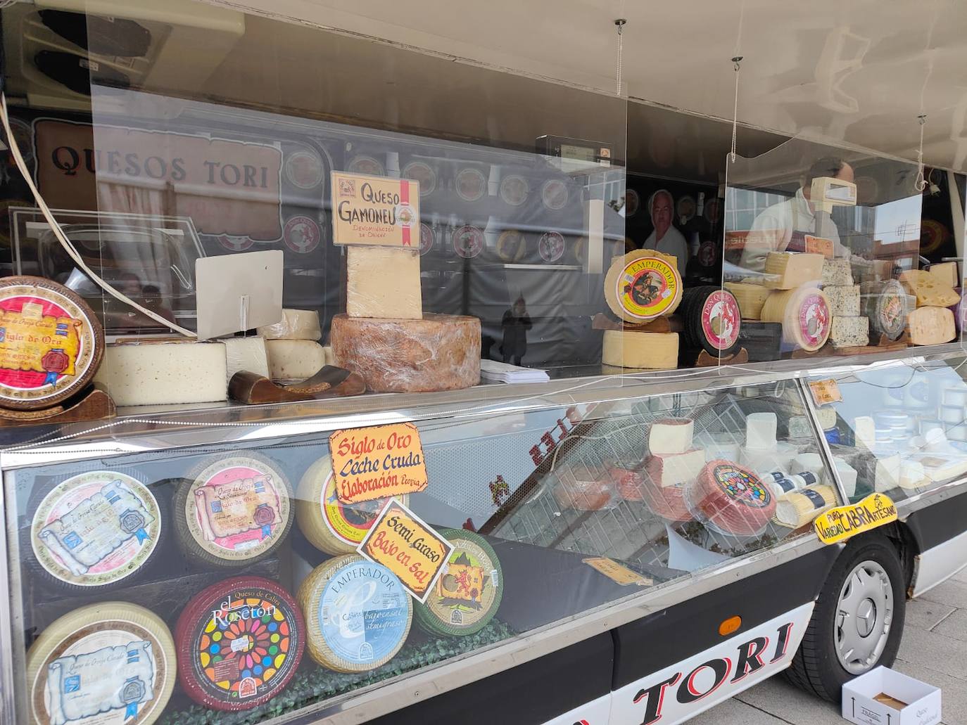 Valencia de Don Juan inaugura su tradicional Feria de Febrero. En su edición 101, este evento cuenta con más de 130 expositores divididos en dos espacios, uno en el tradicional complejo La Isla en el que se ubica la maquinaria agrícola y servicios relacionados con el sector primario y la exposición de vehículos y, el segundo, la Plaza Mayor que acoge un gran carpa para albergar stands de alimentación así como de multiservicios. 