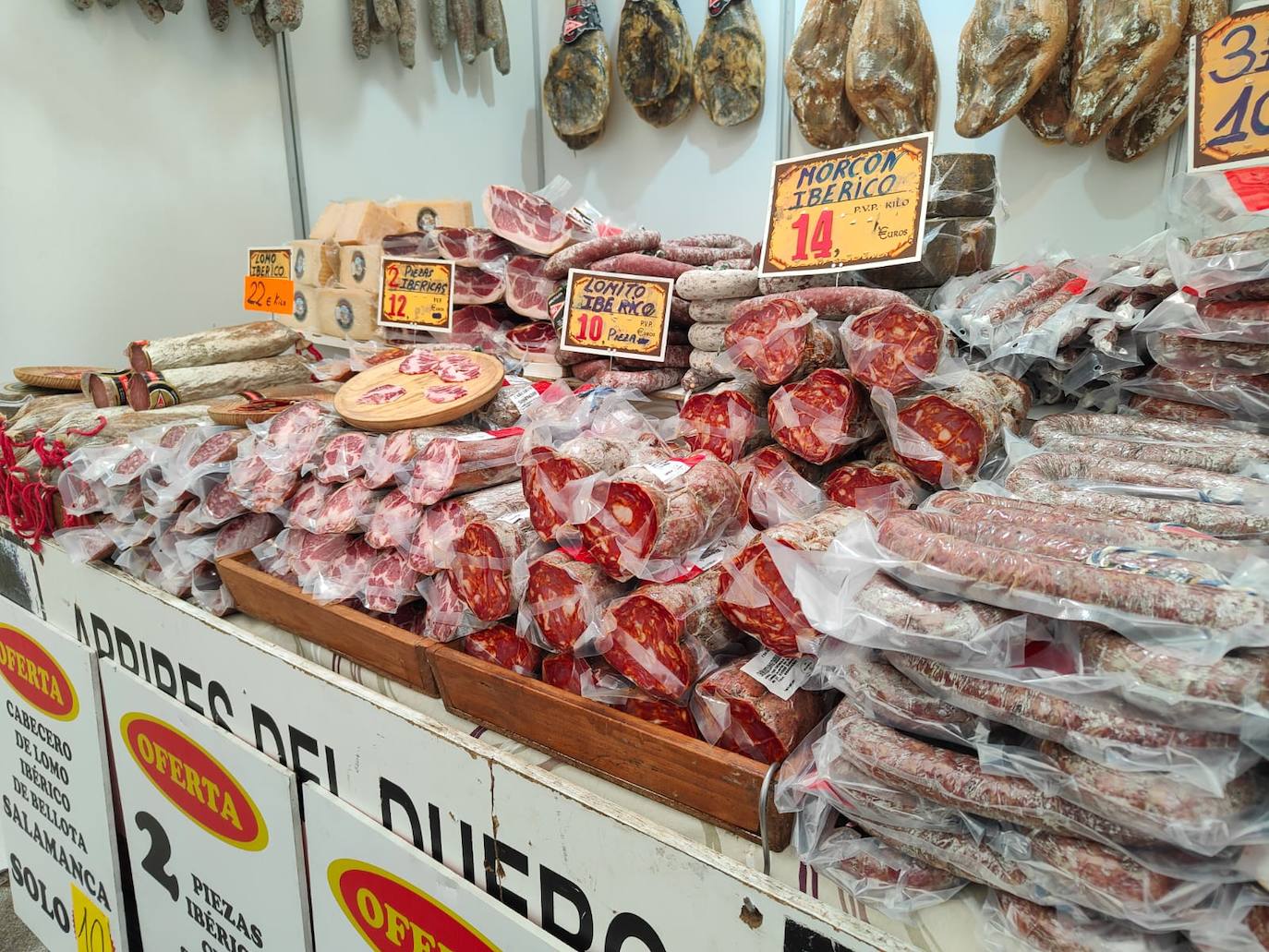 Valencia de Don Juan inaugura su tradicional Feria de Febrero. En su edición 101, este evento cuenta con más de 130 expositores divididos en dos espacios, uno en el tradicional complejo La Isla en el que se ubica la maquinaria agrícola y servicios relacionados con el sector primario y la exposición de vehículos y, el segundo, la Plaza Mayor que acoge un gran carpa para albergar stands de alimentación así como de multiservicios. 