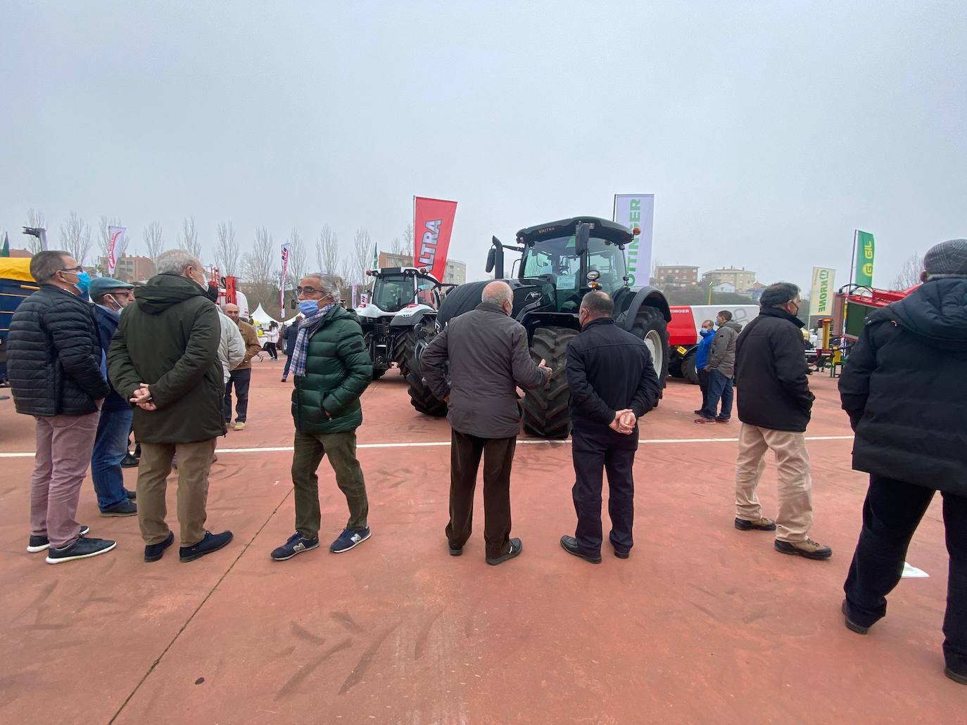 Valencia de Don Juan inaugura su tradicional Feria de Febrero. En su edición 101, este evento cuenta con más de 130 expositores divididos en dos espacios, uno en el tradicional complejo La Isla en el que se ubica la maquinaria agrícola y servicios relacionados con el sector primario y la exposición de vehículos y, el segundo, la Plaza Mayor que acoge un gran carpa para albergar stands de alimentación así como de multiservicios. 