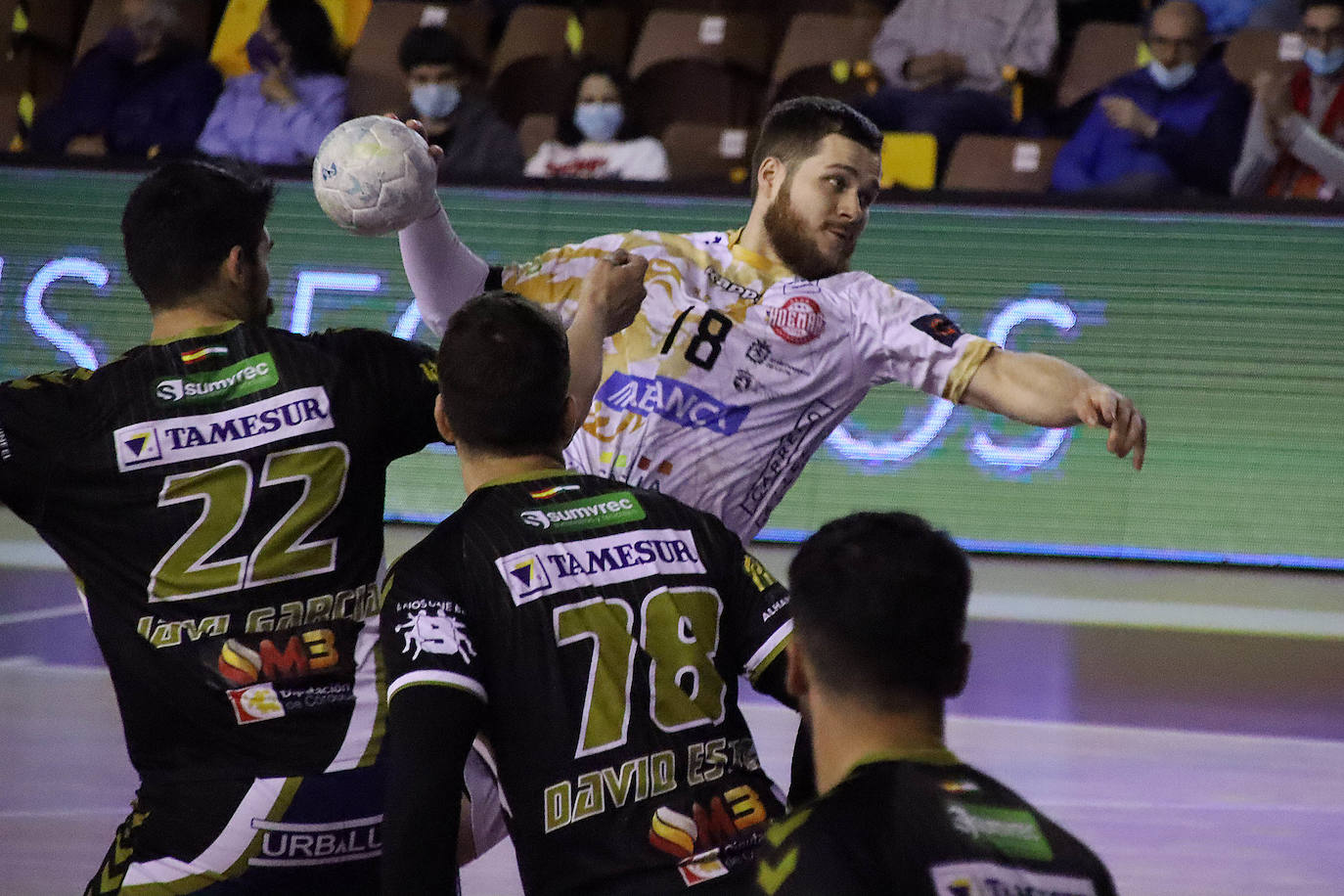 Los leoneses superan a Puente Genil en un partido clave para evitar caer a puestos de descenso.