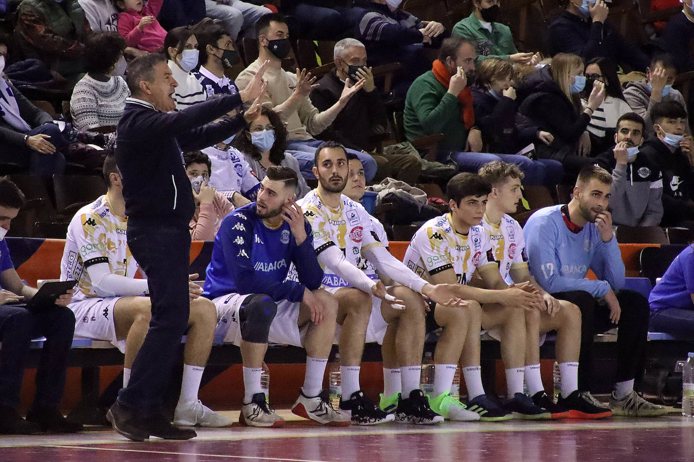 Los leoneses superan a Puente Genil en un partido clave para evitar caer a puestos de descenso.