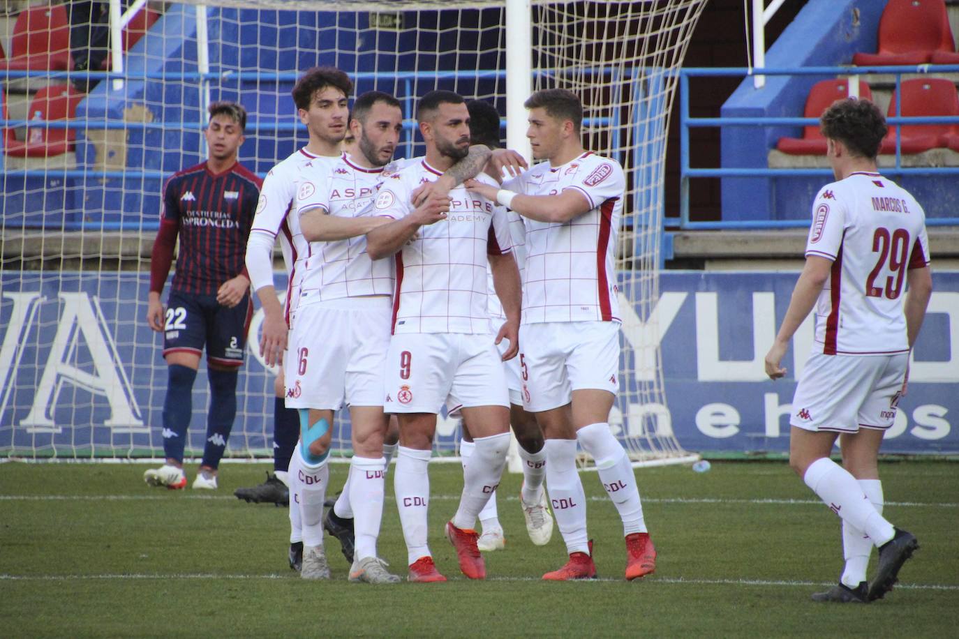 El conjunto leonés suma el triunfo ante el Extremadura por 1-3