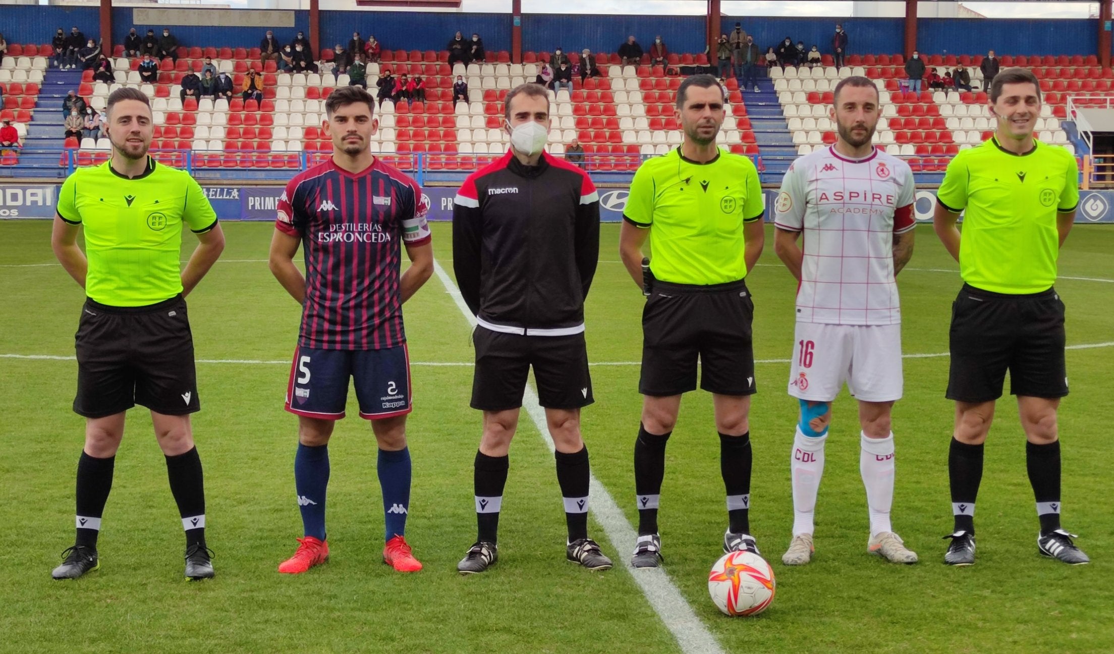 El conjunto leonés suma el triunfo ante el Extremadura por 1-3