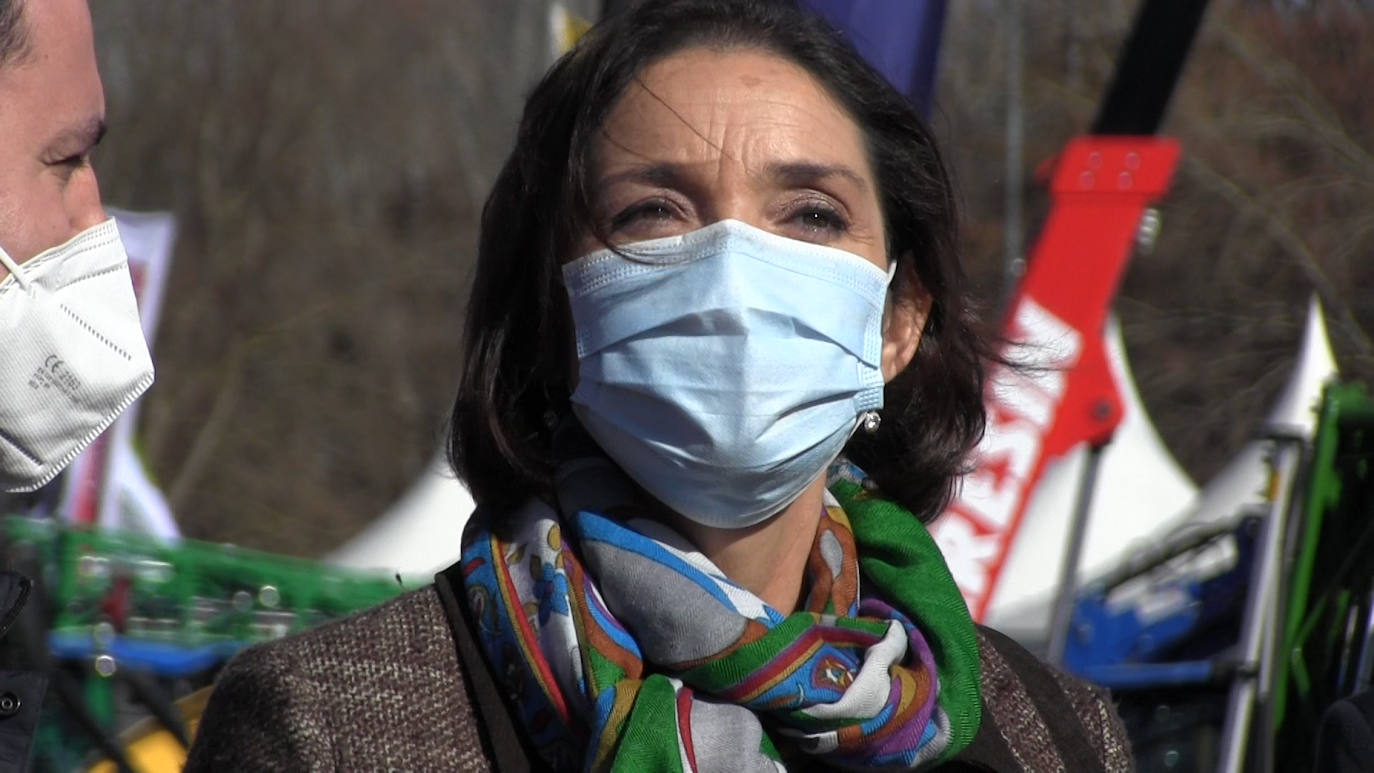 Reyes Maroto, ministra de Industria en su visita a la Feria de Febrero de Valencia de Son Juan. 