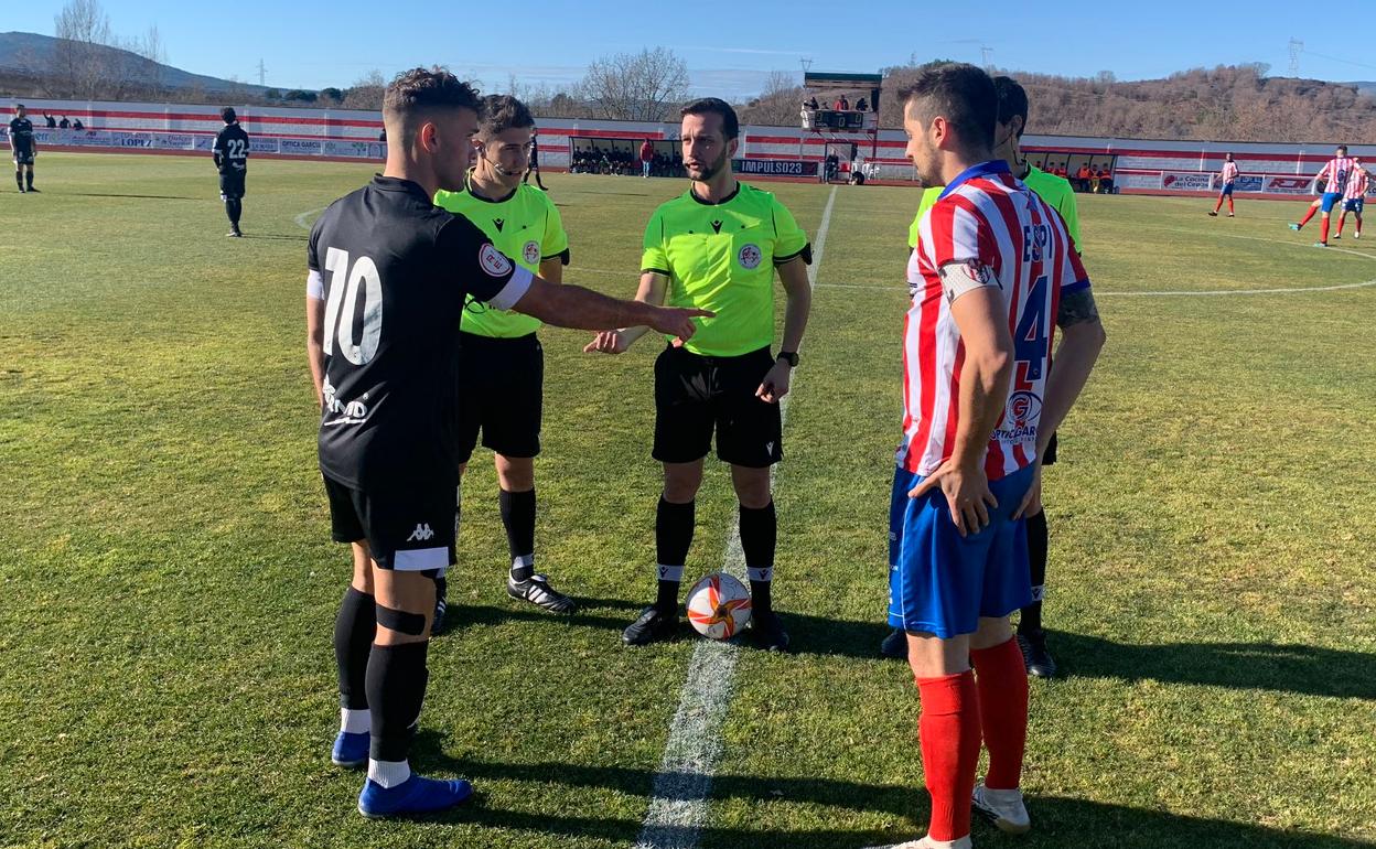 Javi Fernández y Espi, capitanes de Júpiter y Atlético Bembibre, en el sorteo de campos previo al encuentro.