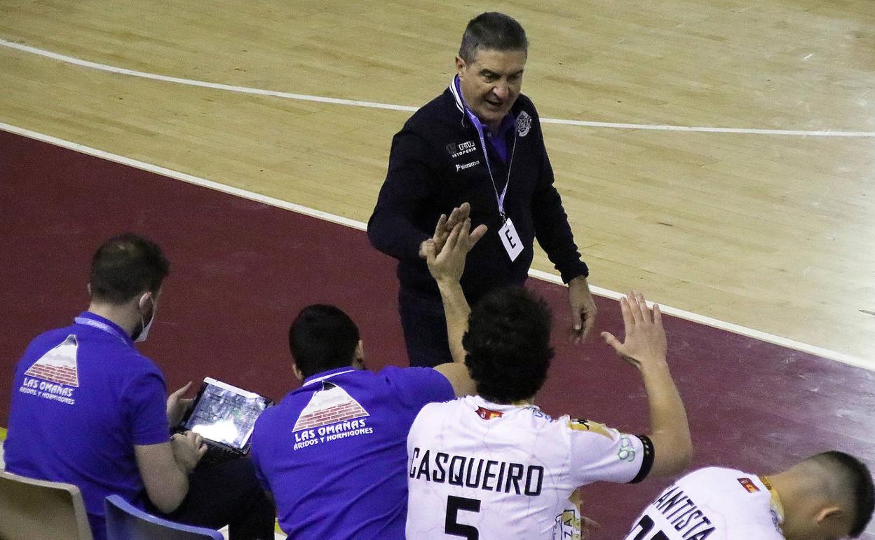 Manolo Cadenas saluda a su ayudante, Luis Puertas, antes del choque ante Puente Genil.