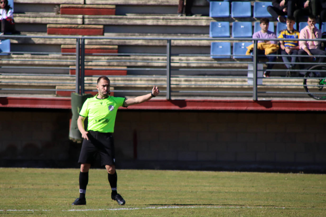 La Cultural supera (2-1) al conjunto blanco y se acerca a la tercera posición en la División de Honor Juvenil.