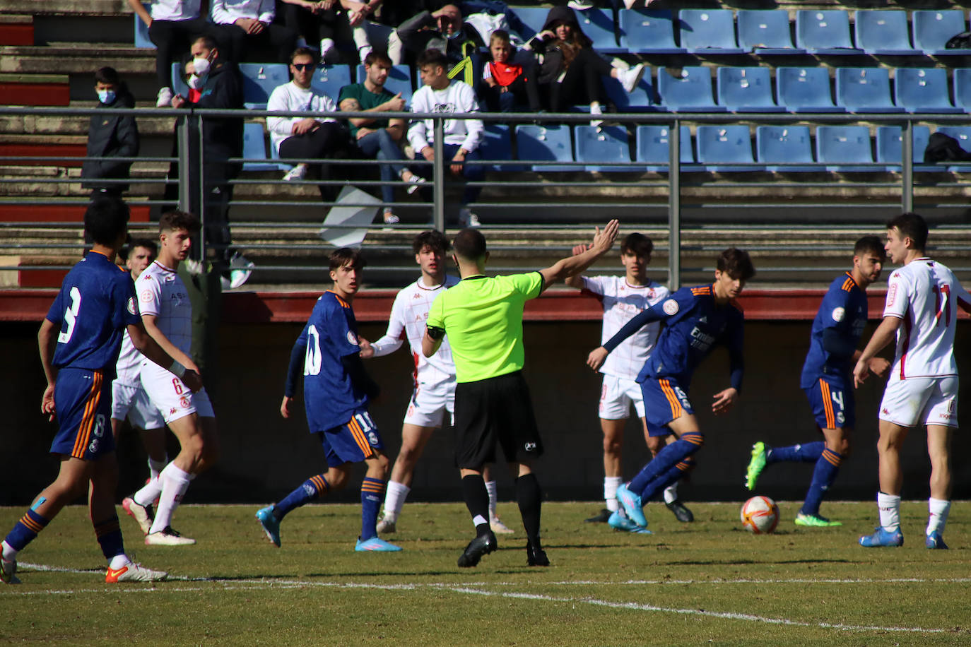 La Cultural supera (2-1) al conjunto blanco y se acerca a la tercera posición en la División de Honor Juvenil.