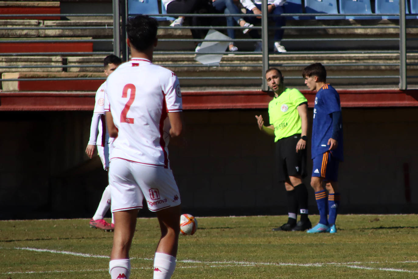 La Cultural supera (2-1) al conjunto blanco y se acerca a la tercera posición en la División de Honor Juvenil.