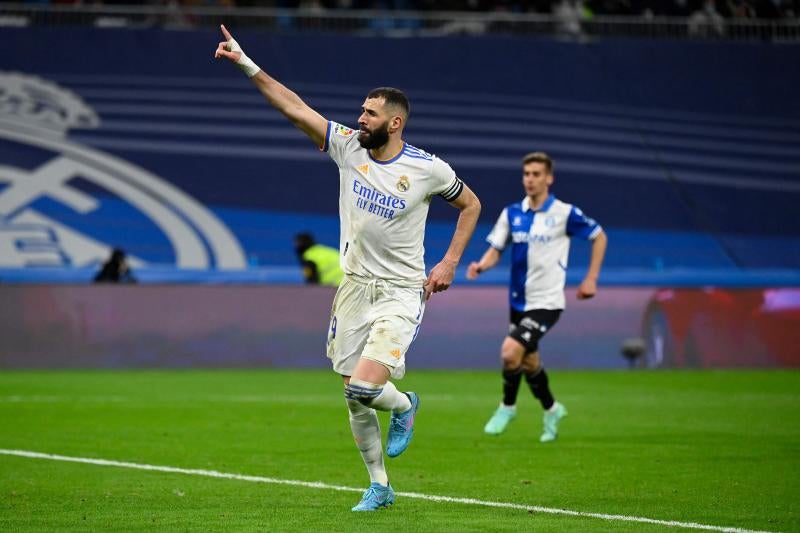 Benzema celebra su gol frente al Alavés en el Santiago Bernabéu