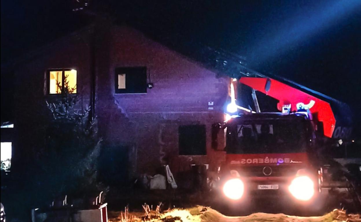 Los Bomberos de León sofocaron dos incendios en viviendas en la provincia que tuvieron su foco en la chimenea.