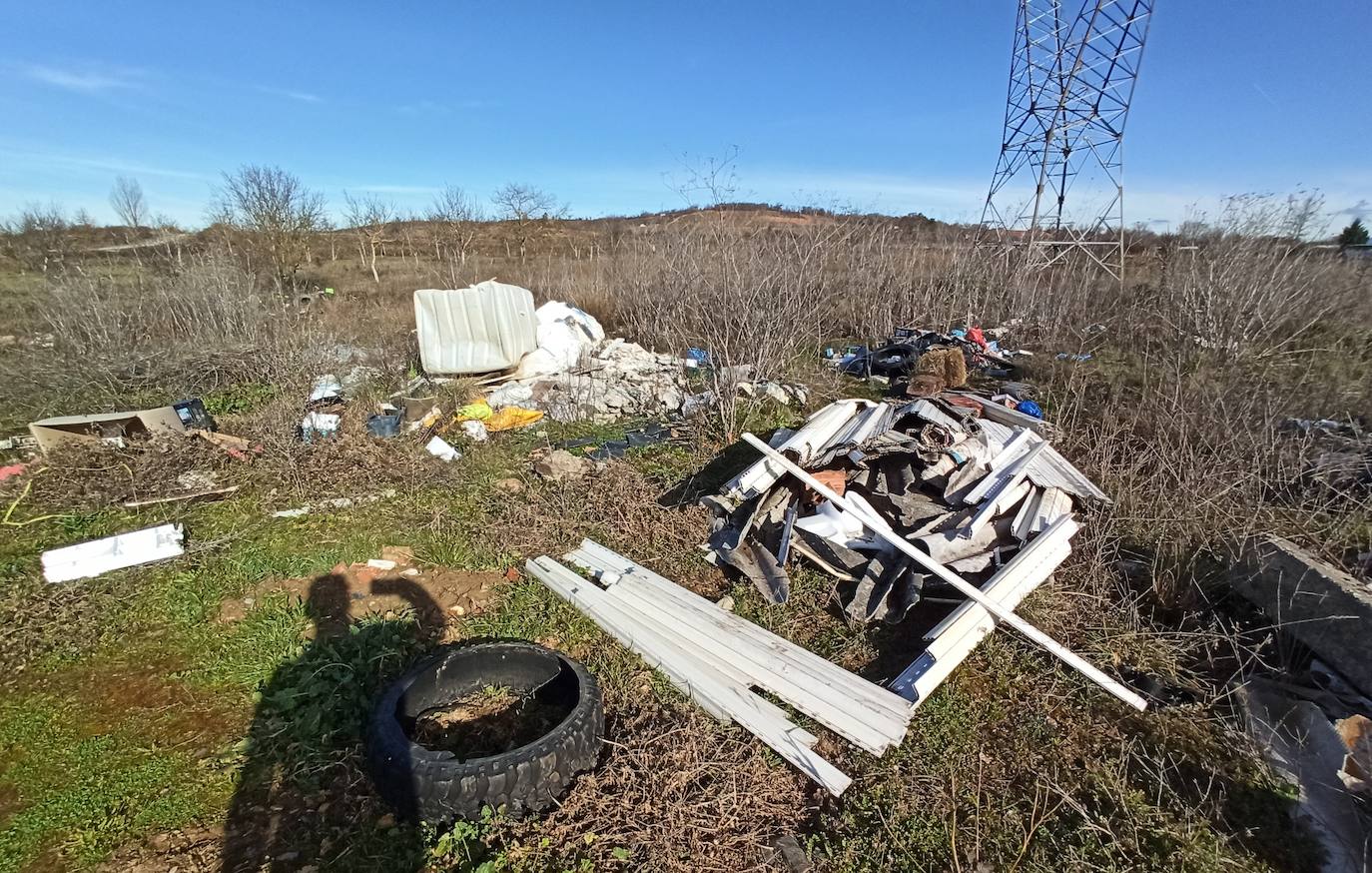 Fotos: Vertederos ilegales en la zona de La Cogolla en la pedanía ponferradina de Fuentesnuevas