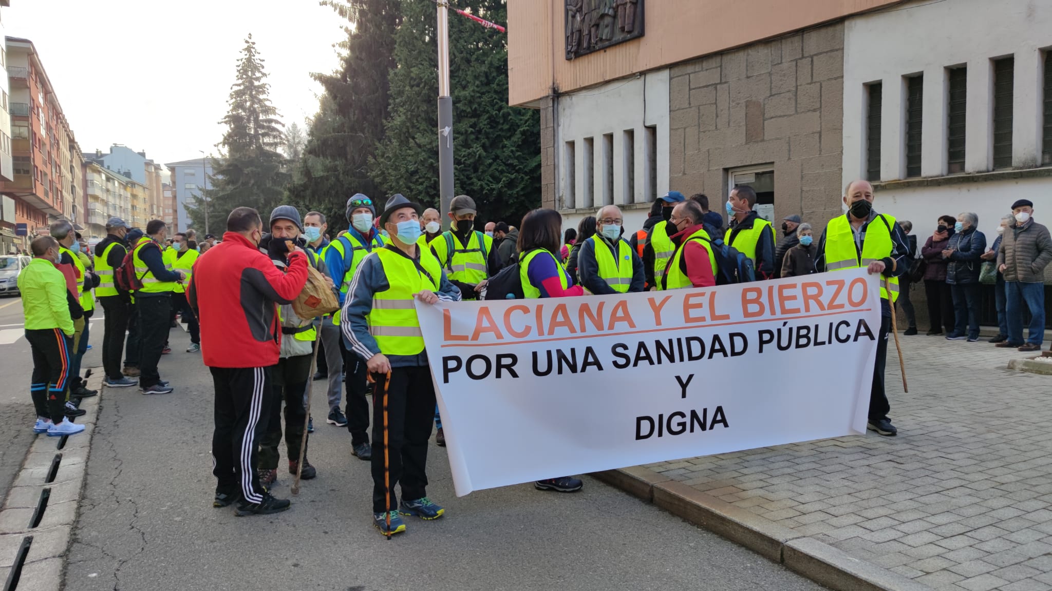 Cientos de personas inician la 'marcha blanca' entre Villablino y Ponferrada para reclamar el fortalecimiento de la sanidad pública