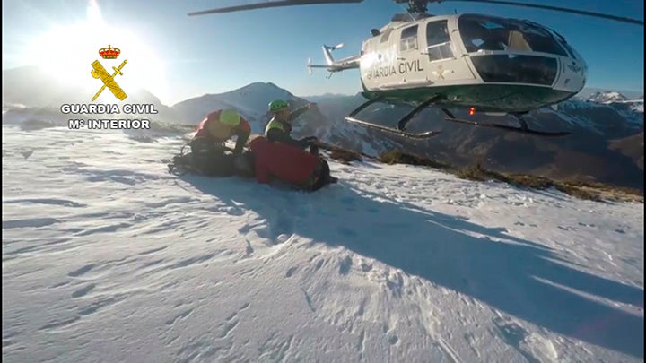 Rescate de la Guardia Civil a este montañero lesionado.
