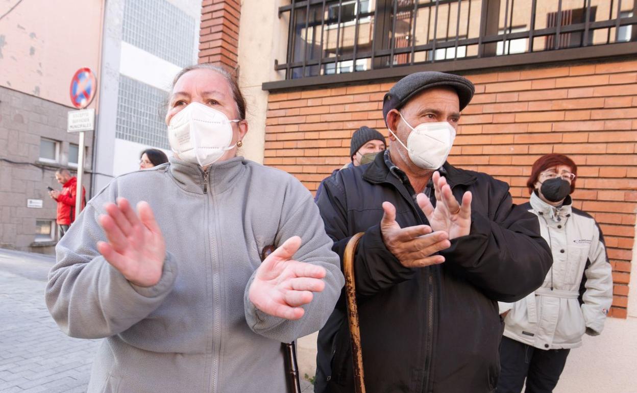 Vacinos de Laciana aplauden al paso de la 'marcha blanca'. 