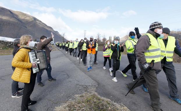 Laciana se lanza a la calle con una 'marcha blanca' que exige «justicia sanitaria» 