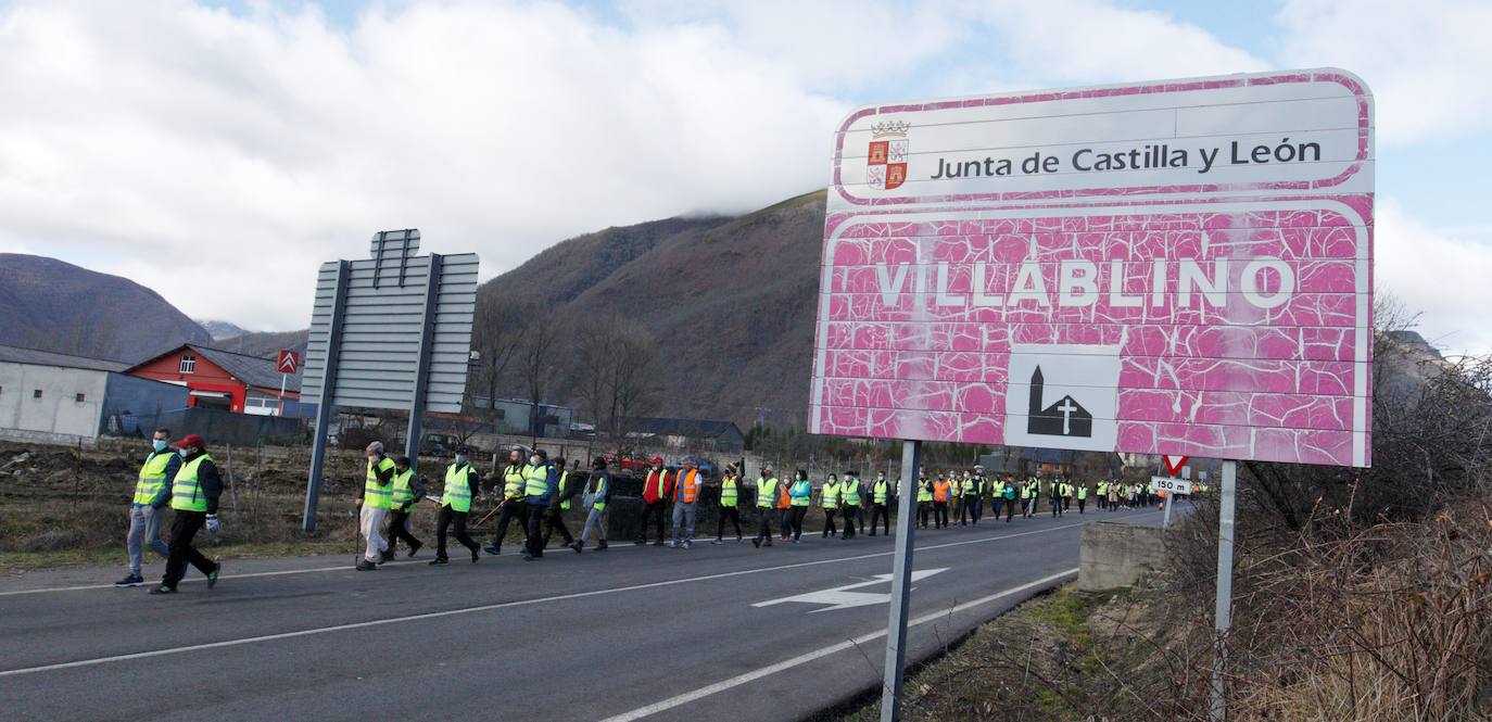 Primera etapa de la marcha en defensa de la sanidad pública Laciana-Bierzo (Villablino-Ponferrada).