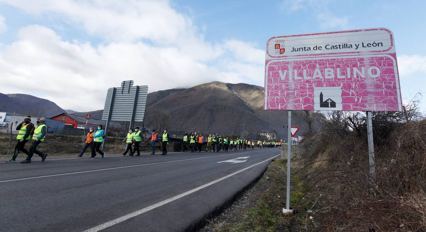 Primera etapa de la marcha en defensa de la sanidad pública Laciana-Bierzo (Villablino-Ponferrada).