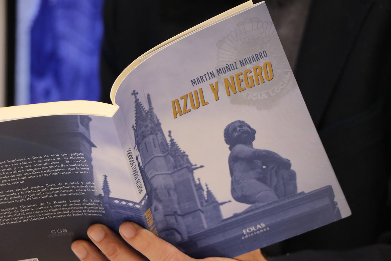 El exintendente jefe de la Policía Local de León, Martín Muñoz, publica su primer libro 'Azul y Negro' 