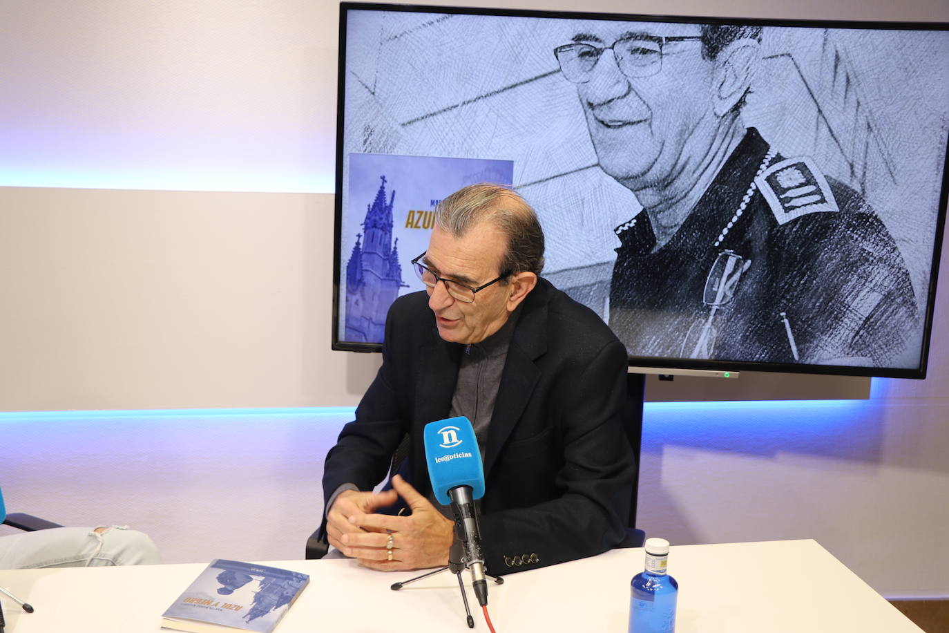 El exintendente jefe de la Policía Local de León, Martín Muñoz, publica su primer libro 'Azul y Negro' 