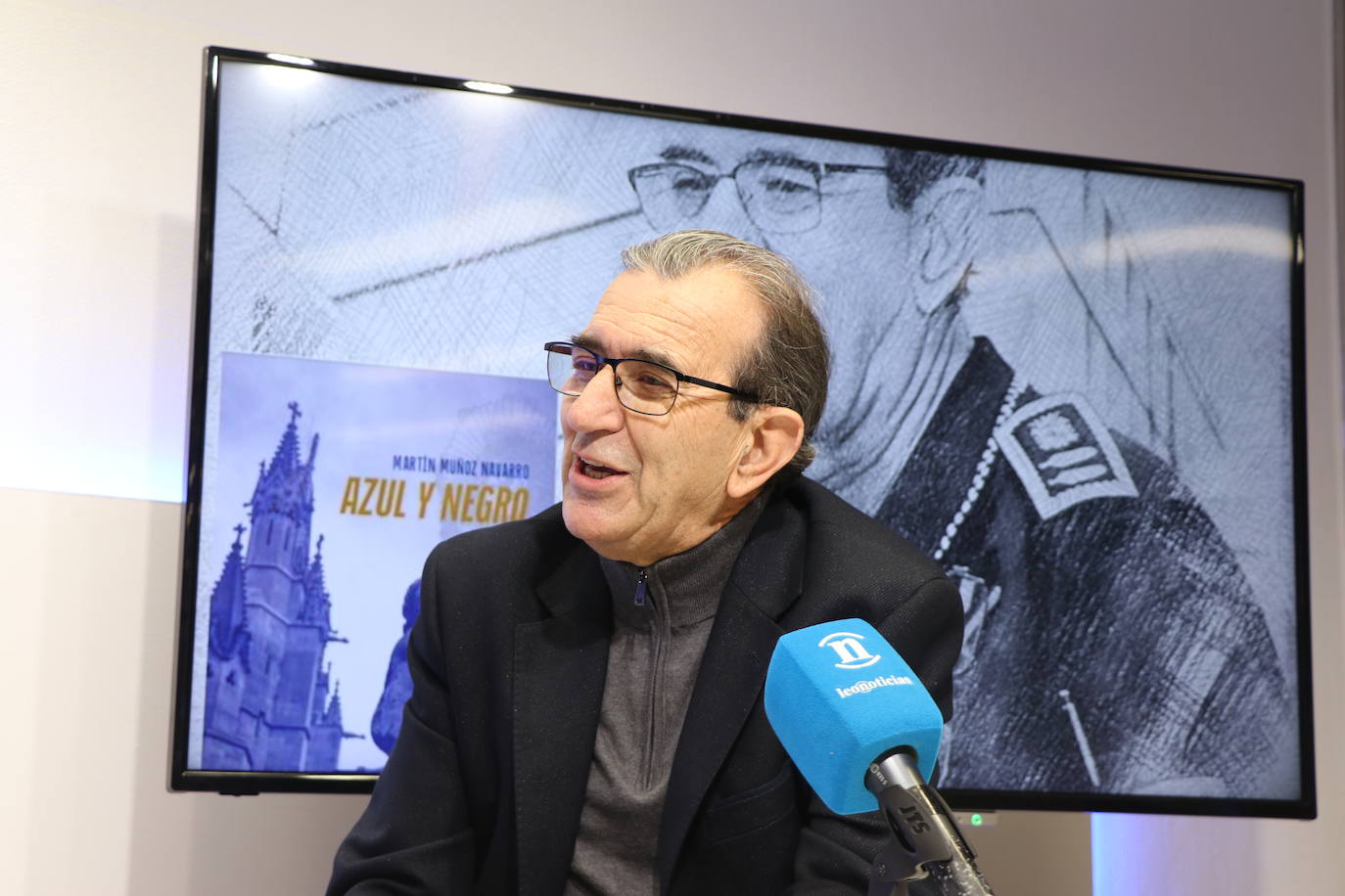 El exintendente jefe de la Policía Local de León, Martín Muñoz, publica su primer libro 'Azul y Negro' 