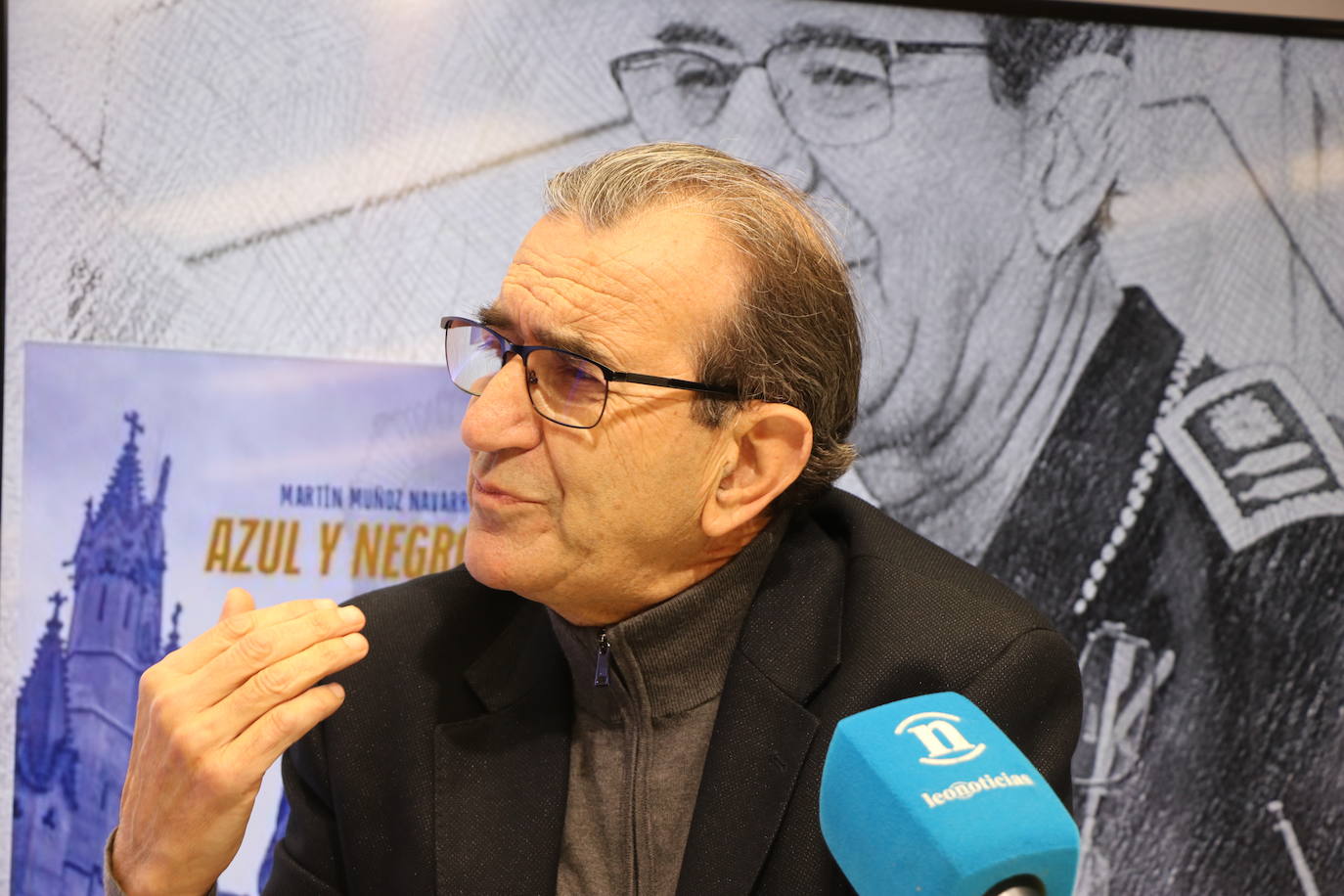 El exintendente jefe de la Policía Local de León, Martín Muñoz, publica su primer libro 'Azul y Negro' 