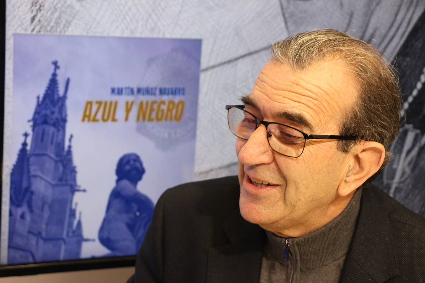 El exintendente jefe de la Policía Local de León, Martín Muñoz, publica su primer libro 'Azul y Negro' 