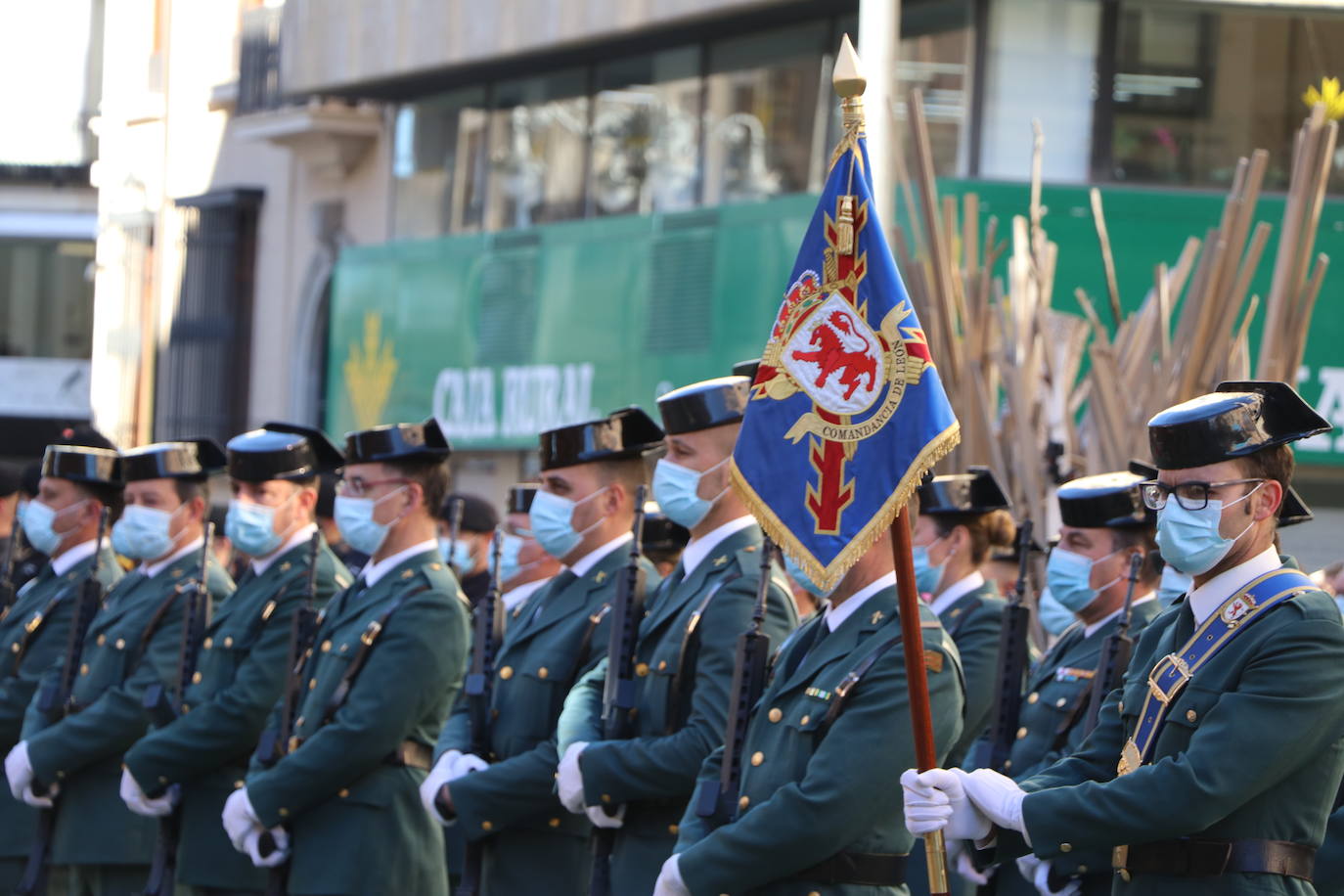 León cambia el nombre de la calle Capitán Cortés por el de Guardia Civil cumpliendo así con la ley de memoria histórica | La directora general del cuerpo, María Gámez Gámez, ha presidido el acto de descubirmiento de la nueva placa así como el desfile posterior por Ordoño II que ha congregado a decenas de personas.