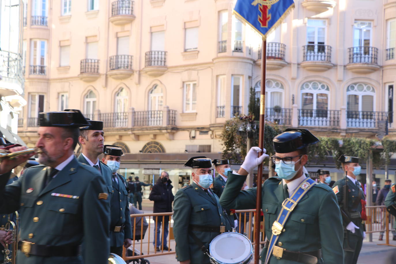 León cambia el nombre de la calle Capitán Cortés por el de Guardia Civil cumpliendo así con la ley de memoria histórica | La directora general del cuerpo, María Gámez Gámez, ha presidido el acto de descubirmiento de la nueva placa así como el desfile posterior por Ordoño II que ha congregado a decenas de personas.