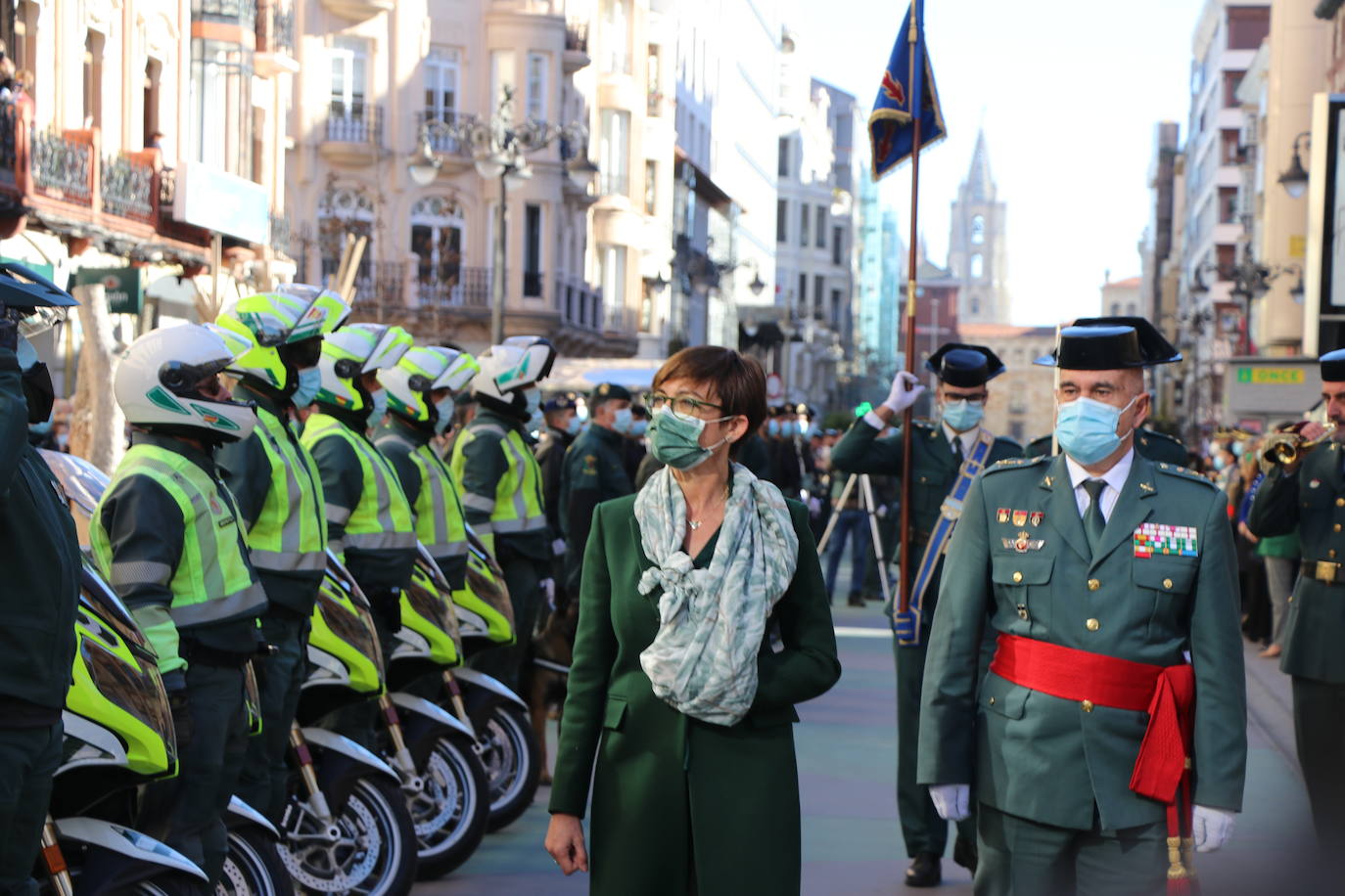 León cambia el nombre de la calle Capitán Cortés por el de Guardia Civil cumpliendo así con la ley de memoria histórica | La directora general del cuerpo, María Gámez Gámez, ha presidido el acto de descubirmiento de la nueva placa así como el desfile posterior por Ordoño II que ha congregado a decenas de personas.