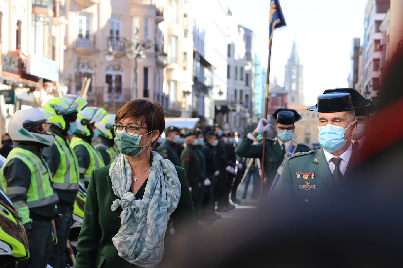 León cambia el nombre de la calle Capitán Cortés por el de Guardia Civil cumpliendo así con la ley de memoria histórica | La directora general del cuerpo, María Gámez Gámez, ha presidido el acto de descubirmiento de la nueva placa así como el desfile posterior por Ordoño II que ha congregado a decenas de personas.