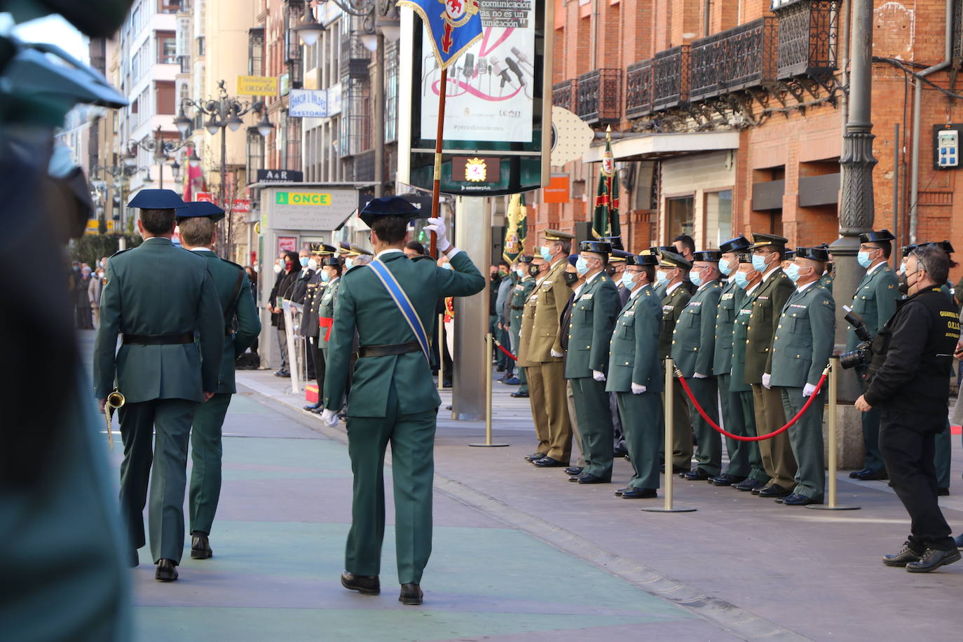 León cambia el nombre de la calle Capitán Cortés por el de Guardia Civil cumpliendo así con la ley de memoria histórica | La directora general del cuerpo, María Gámez Gámez, ha presidido el acto de descubirmiento de la nueva placa así como el desfile posterior por Ordoño II que ha congregado a decenas de personas.