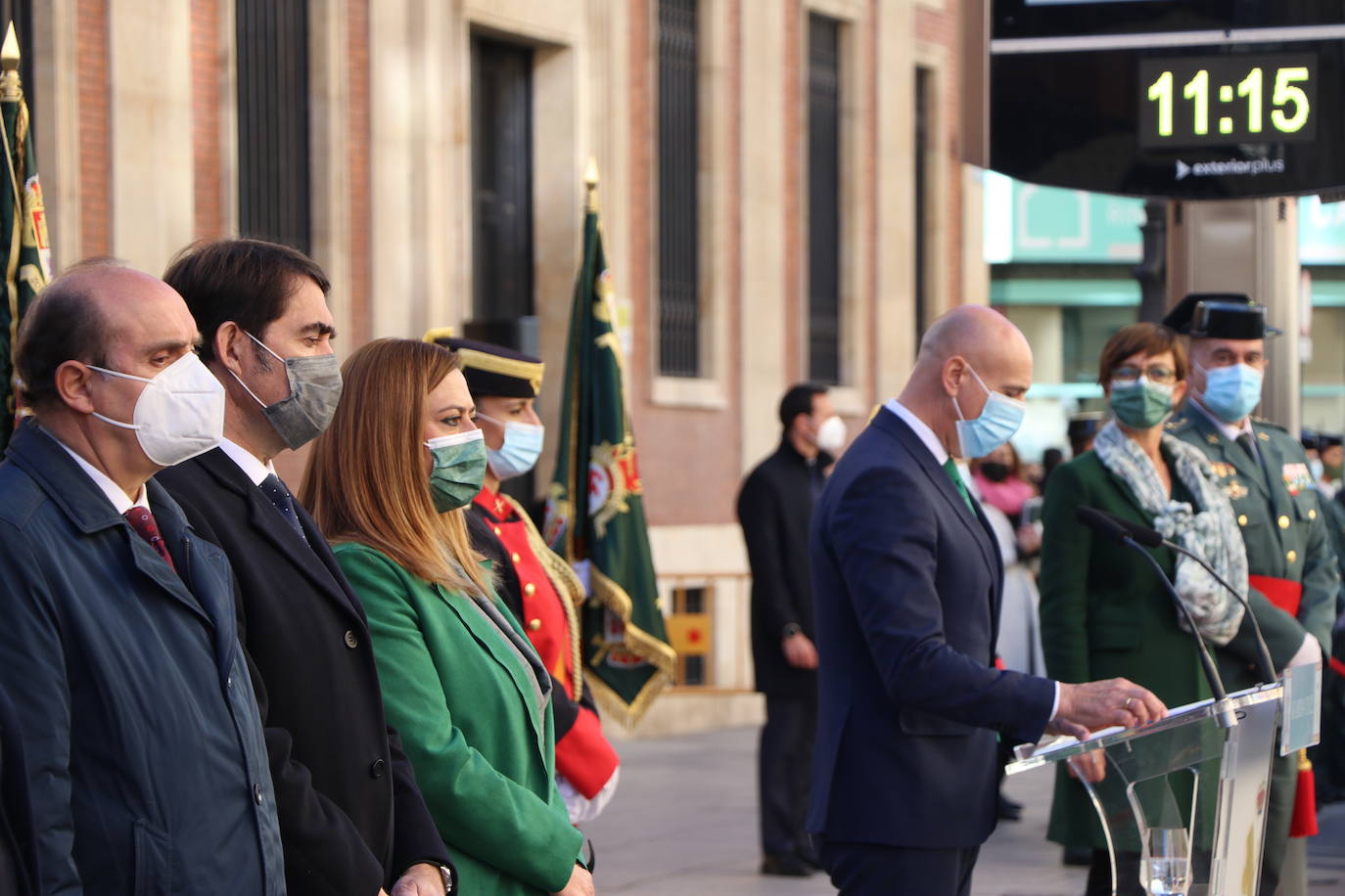 León cambia el nombre de la calle Capitán Cortés por el de Guardia Civil cumpliendo así con la ley de memoria histórica | La directora general del cuerpo, María Gámez Gámez, ha presidido el acto de descubirmiento de la nueva placa así como el desfile posterior por Ordoño II que ha congregado a decenas de personas.