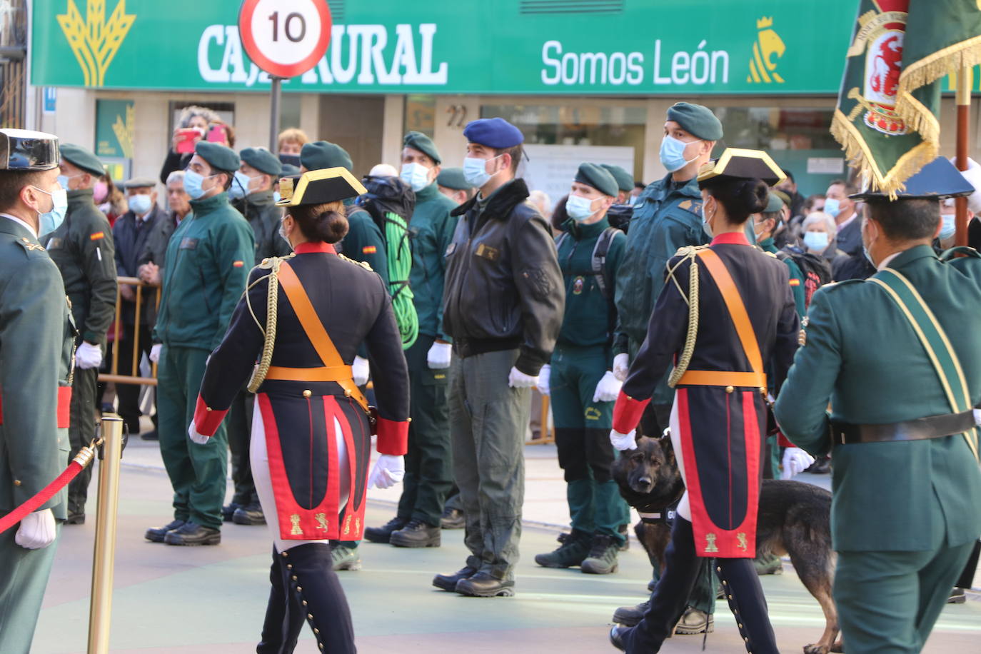 León cambia el nombre de la calle Capitán Cortés por el de Guardia Civil cumpliendo así con la ley de memoria histórica | La directora general del cuerpo, María Gámez Gámez, ha presidido el acto de descubirmiento de la nueva placa así como el desfile posterior por Ordoño II que ha congregado a decenas de personas.