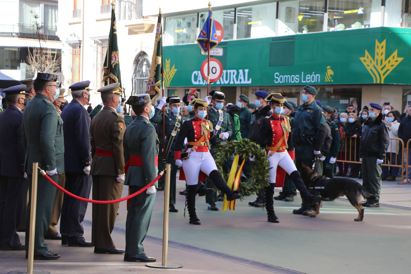 León cambia el nombre de la calle Capitán Cortés por el de Guardia Civil cumpliendo así con la ley de memoria histórica | La directora general del cuerpo, María Gámez Gámez, ha presidido el acto de descubirmiento de la nueva placa así como el desfile posterior por Ordoño II que ha congregado a decenas de personas.