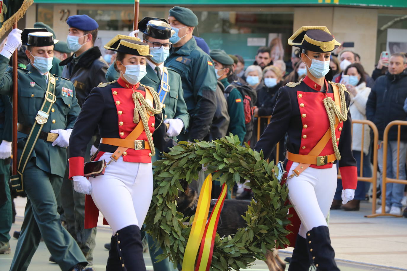 León cambia el nombre de la calle Capitán Cortés por el de Guardia Civil cumpliendo así con la ley de memoria histórica | La directora general del cuerpo, María Gámez Gámez, ha presidido el acto de descubirmiento de la nueva placa así como el desfile posterior por Ordoño II que ha congregado a decenas de personas.