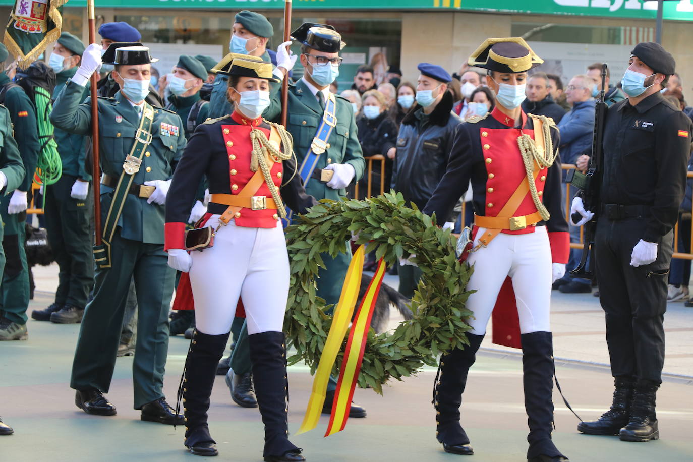 León cambia el nombre de la calle Capitán Cortés por el de Guardia Civil cumpliendo así con la ley de memoria histórica | La directora general del cuerpo, María Gámez Gámez, ha presidido el acto de descubirmiento de la nueva placa así como el desfile posterior por Ordoño II que ha congregado a decenas de personas.