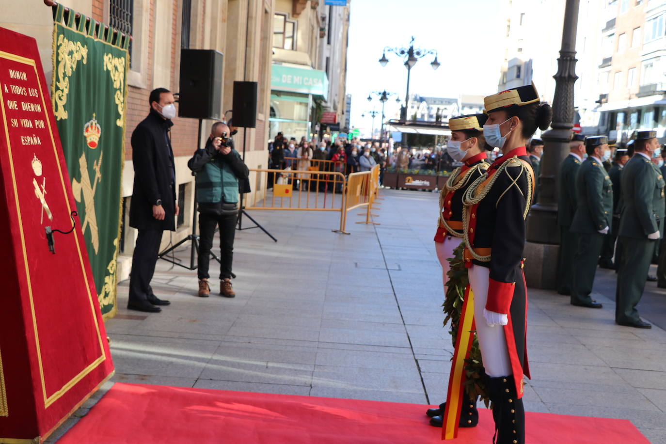 León cambia el nombre de la calle Capitán Cortés por el de Guardia Civil cumpliendo así con la ley de memoria histórica | La directora general del cuerpo, María Gámez Gámez, ha presidido el acto de descubirmiento de la nueva placa así como el desfile posterior por Ordoño II que ha congregado a decenas de personas.