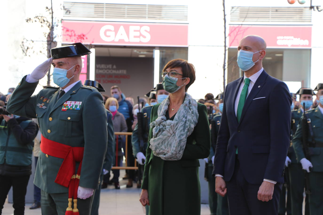 León cambia el nombre de la calle Capitán Cortés por el de Guardia Civil cumpliendo así con la ley de memoria histórica | La directora general del cuerpo, María Gámez Gámez, ha presidido el acto de descubirmiento de la nueva placa así como el desfile posterior por Ordoño II que ha congregado a decenas de personas.