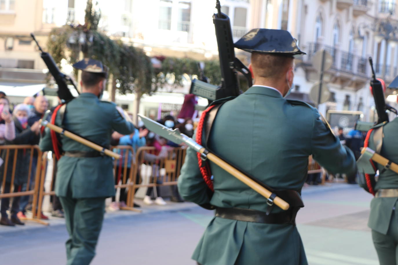 León cambia el nombre de la calle Capitán Cortés por el de Guardia Civil cumpliendo así con la ley de memoria histórica | La directora general del cuerpo, María Gámez Gámez, ha presidido el acto de descubirmiento de la nueva placa así como el desfile posterior por Ordoño II que ha congregado a decenas de personas.