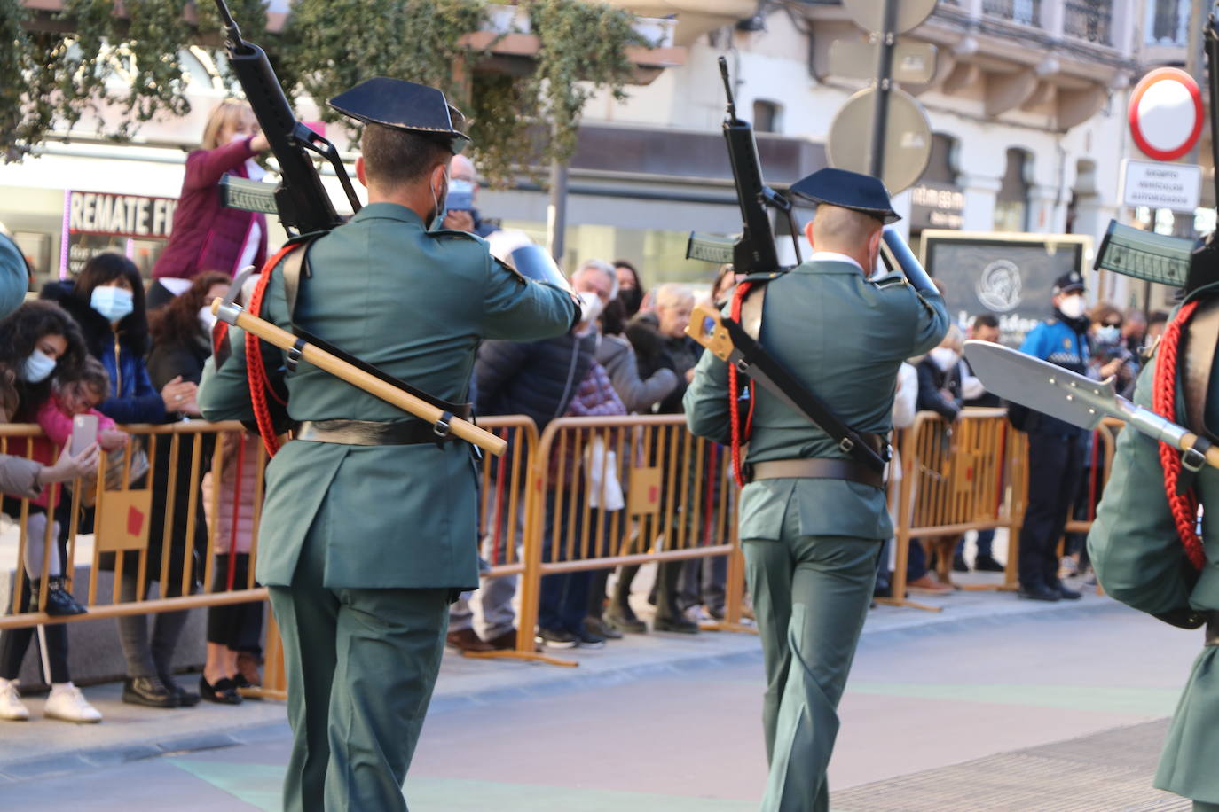 León cambia el nombre de la calle Capitán Cortés por el de Guardia Civil cumpliendo así con la ley de memoria histórica | La directora general del cuerpo, María Gámez Gámez, ha presidido el acto de descubirmiento de la nueva placa así como el desfile posterior por Ordoño II que ha congregado a decenas de personas.