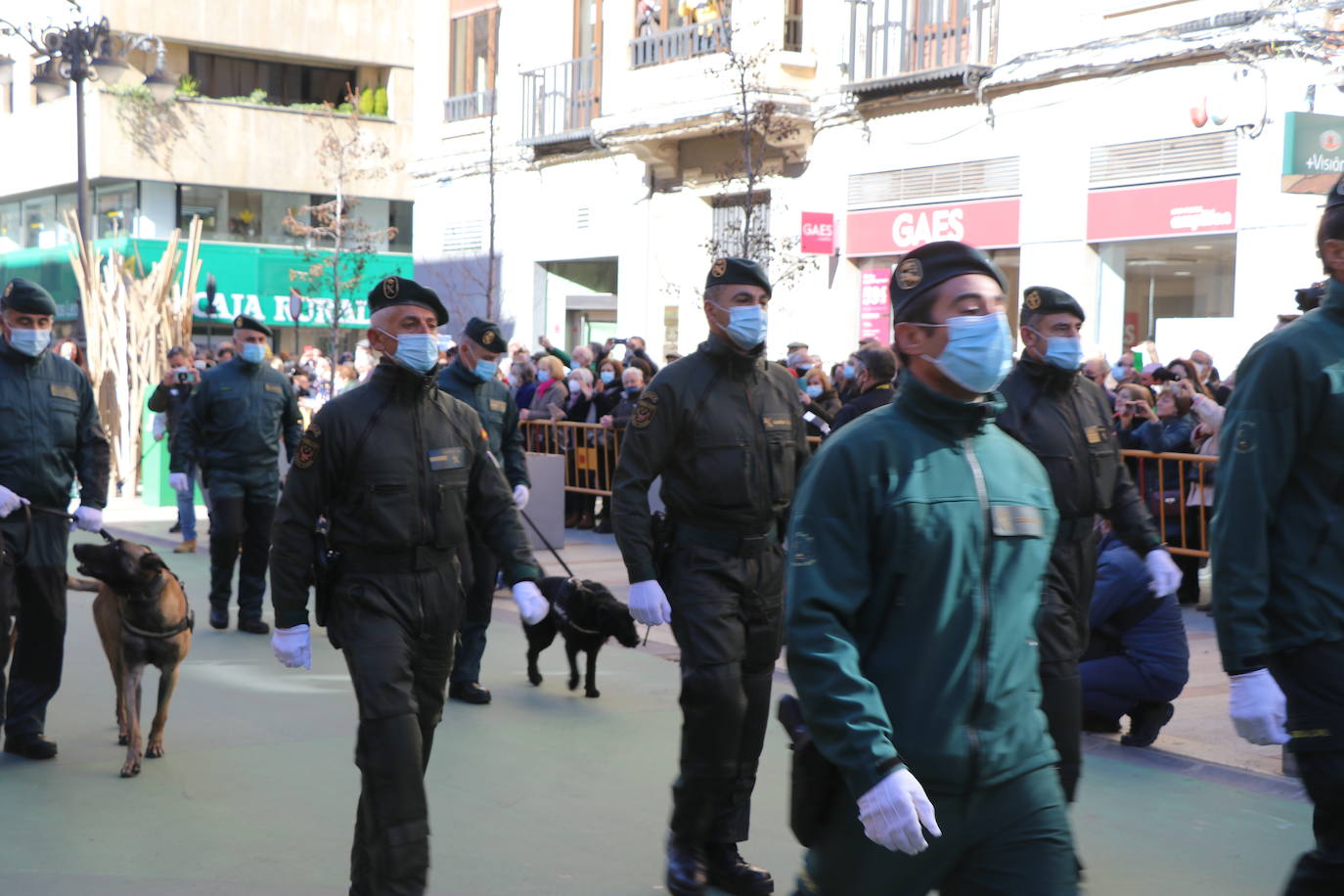 León cambia el nombre de la calle Capitán Cortés por el de Guardia Civil cumpliendo así con la ley de memoria histórica | La directora general del cuerpo, María Gámez Gámez, ha presidido el acto de descubirmiento de la nueva placa así como el desfile posterior por Ordoño II que ha congregado a decenas de personas.