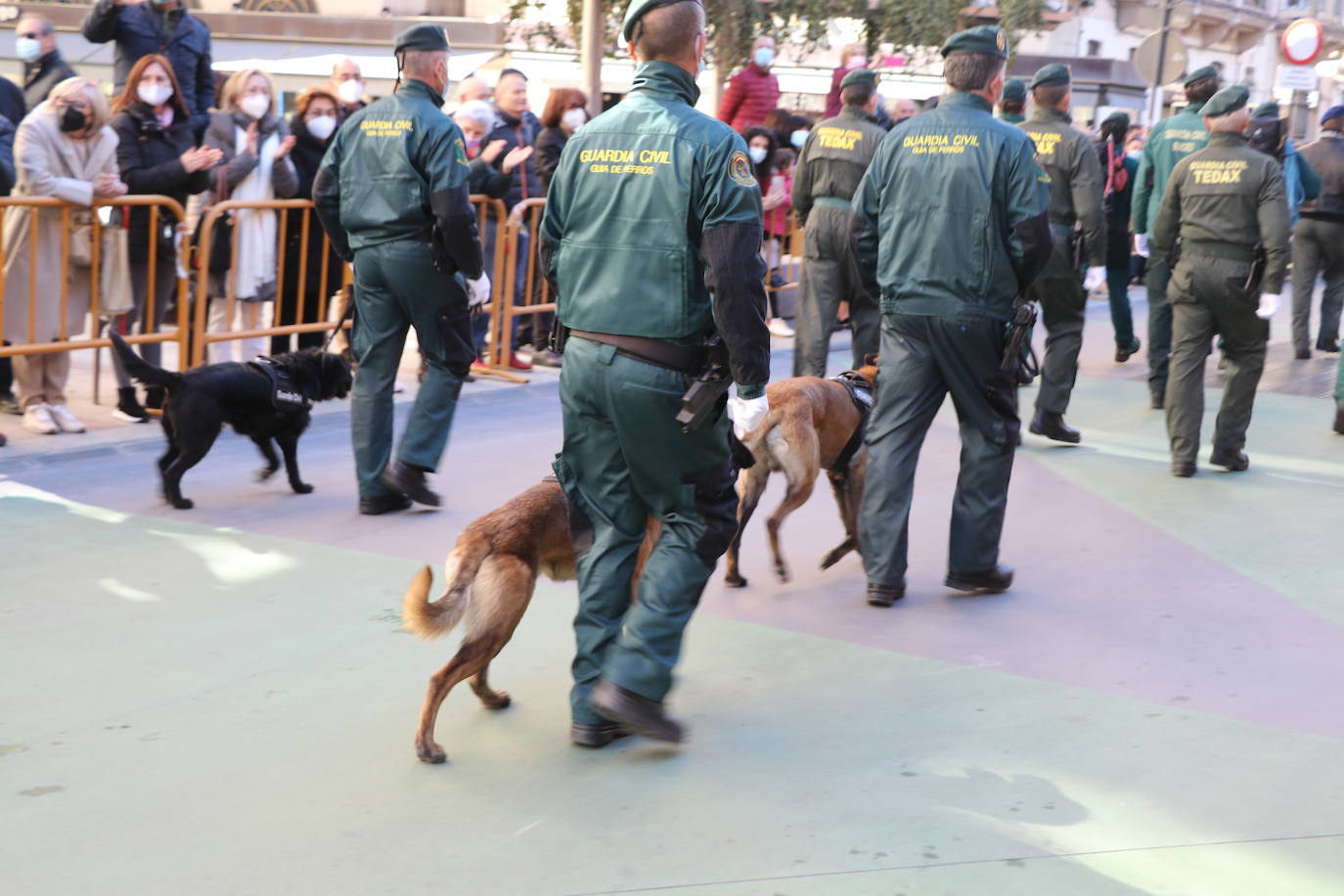 León cambia el nombre de la calle Capitán Cortés por el de Guardia Civil cumpliendo así con la ley de memoria histórica | La directora general del cuerpo, María Gámez Gámez, ha presidido el acto de descubirmiento de la nueva placa así como el desfile posterior por Ordoño II que ha congregado a decenas de personas.