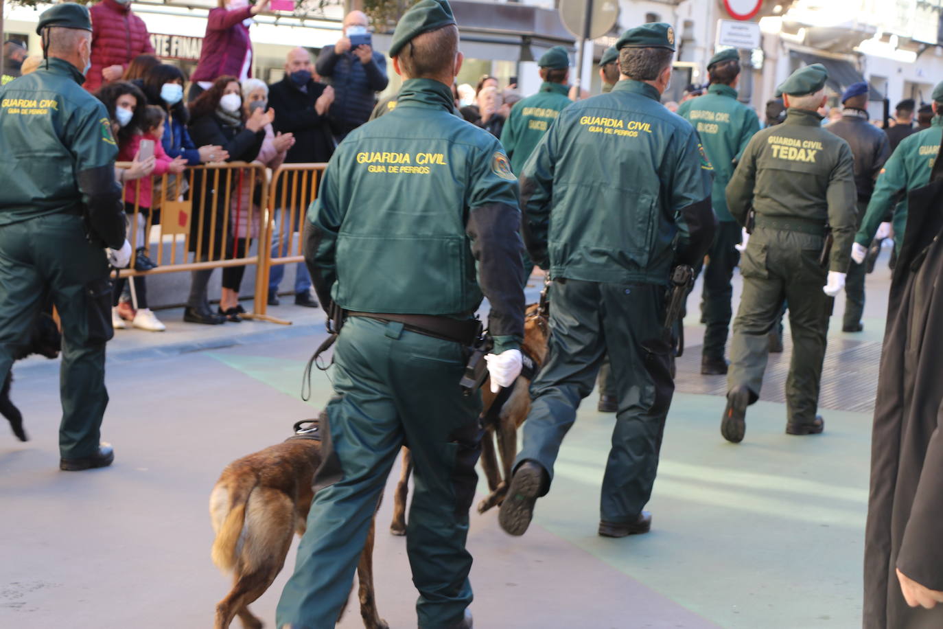 León cambia el nombre de la calle Capitán Cortés por el de Guardia Civil cumpliendo así con la ley de memoria histórica | La directora general del cuerpo, María Gámez Gámez, ha presidido el acto de descubirmiento de la nueva placa así como el desfile posterior por Ordoño II que ha congregado a decenas de personas.