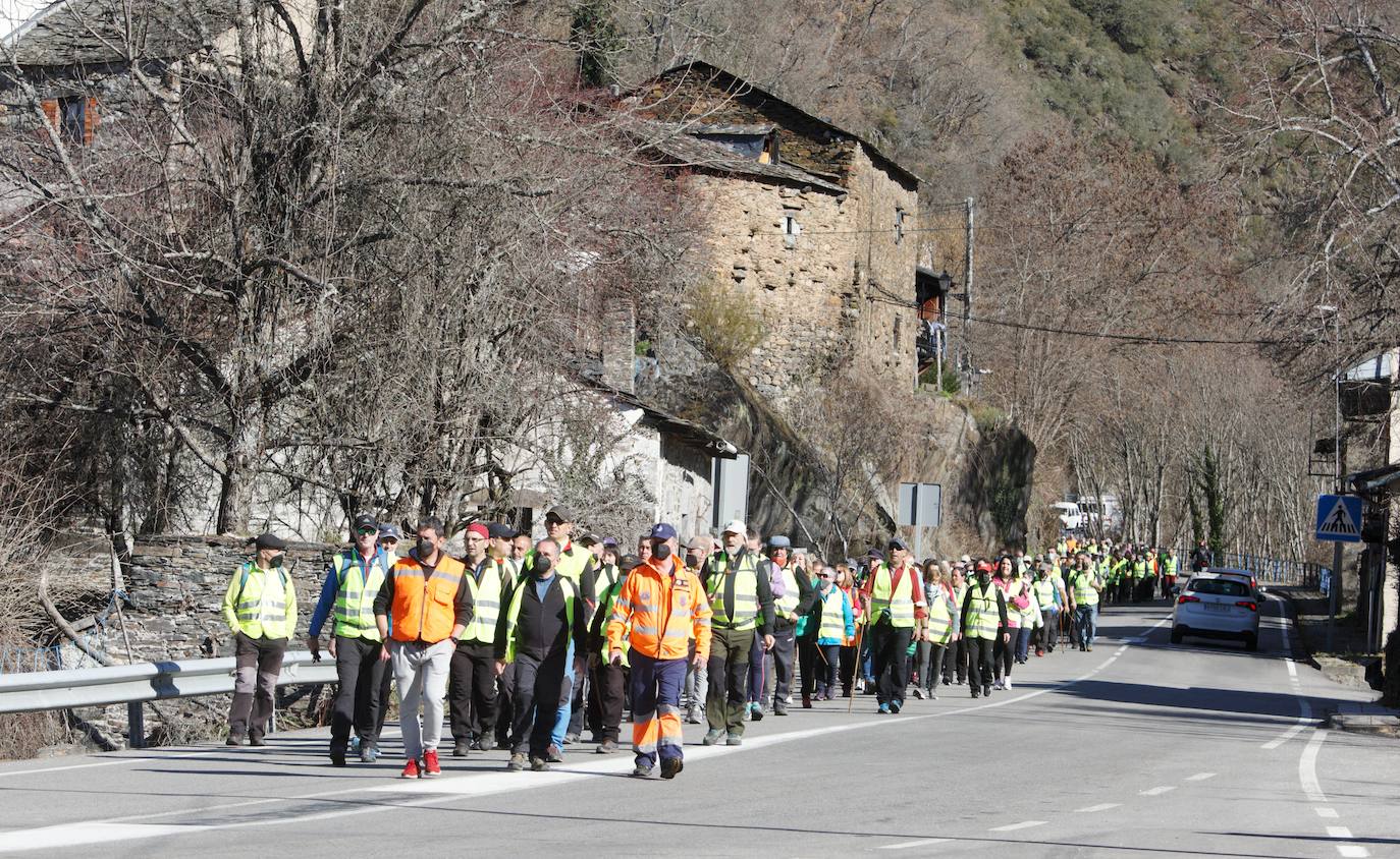 Segunda etapa de la marcha a pie entre Villablino y Ponferrada en defensa de la sanidad pública de Laciana y del Bierzo, que transcurre entre las localidades de Palacios del Sil y Páramo del Sil.