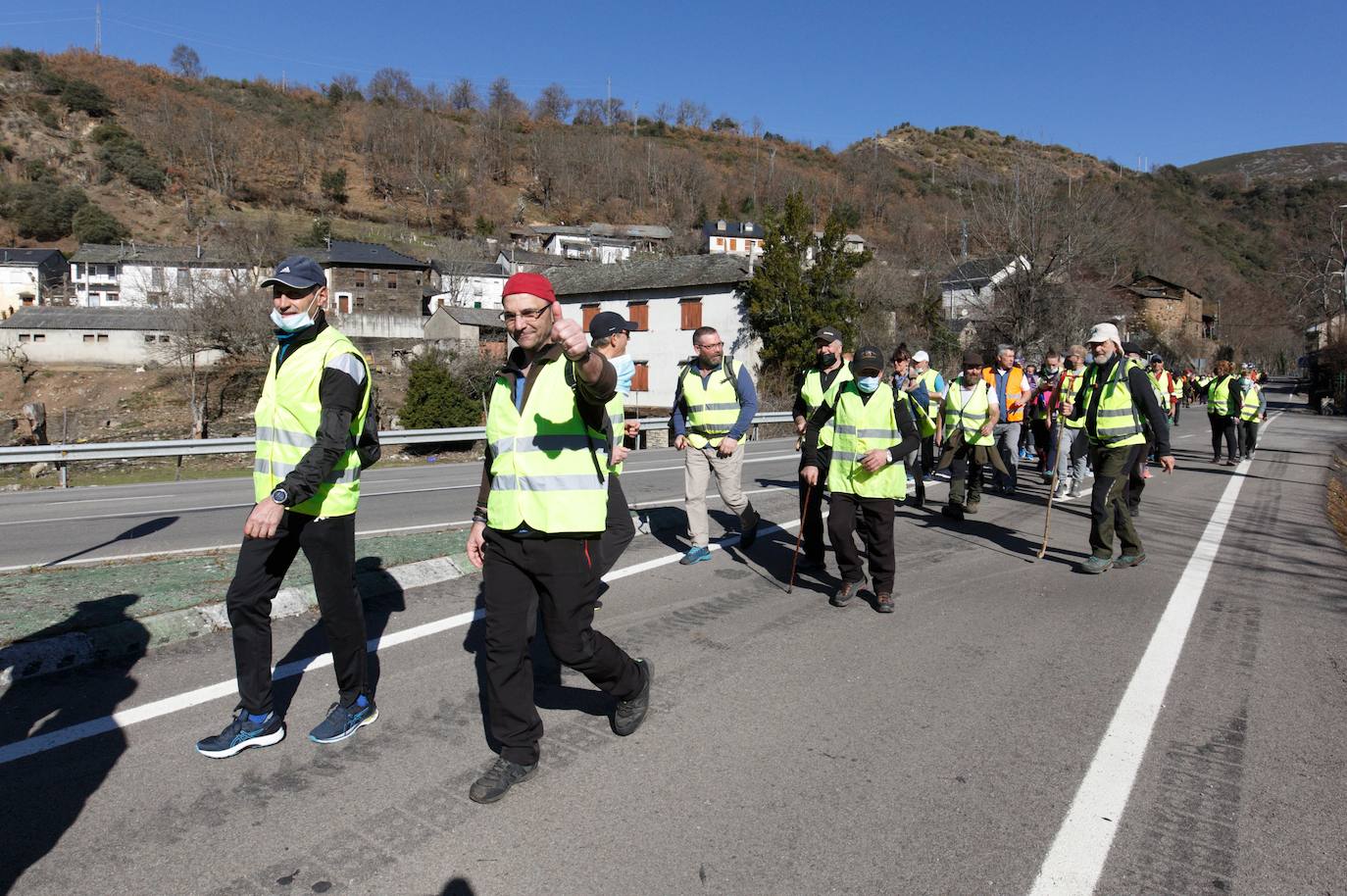 Segunda etapa de la marcha a pie entre Villablino y Ponferrada en defensa de la sanidad pública de Laciana y del Bierzo, que transcurre entre las localidades de Palacios del Sil y Páramo del Sil.