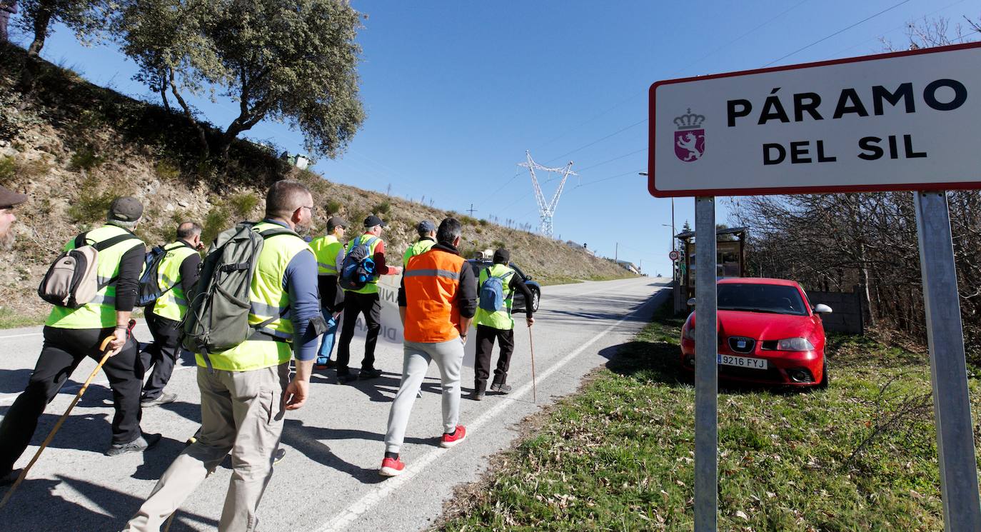 Segunda etapa de la marcha a pie entre Villablino y Ponferrada en defensa de la sanidad pública de Laciana y del Bierzo, que transcurre entre las localidades de Palacios del Sil y Páramo del Sil.